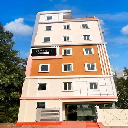 Super Townhouse Nanak Ram Guda Near Waverock Sez Хайдарабад Экстерьер фото